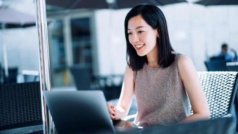 Quầy thanh toán tại một cửa hàng ở nhật bản, hiển thị các tùy chọn thanh toán bằng tiền mặt, thẻ tín dụng, và có thể là ví điện tử.